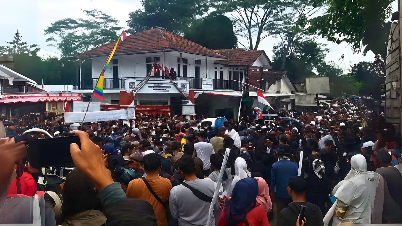 kades pasirbatang tasikmalaya dituntut mundur