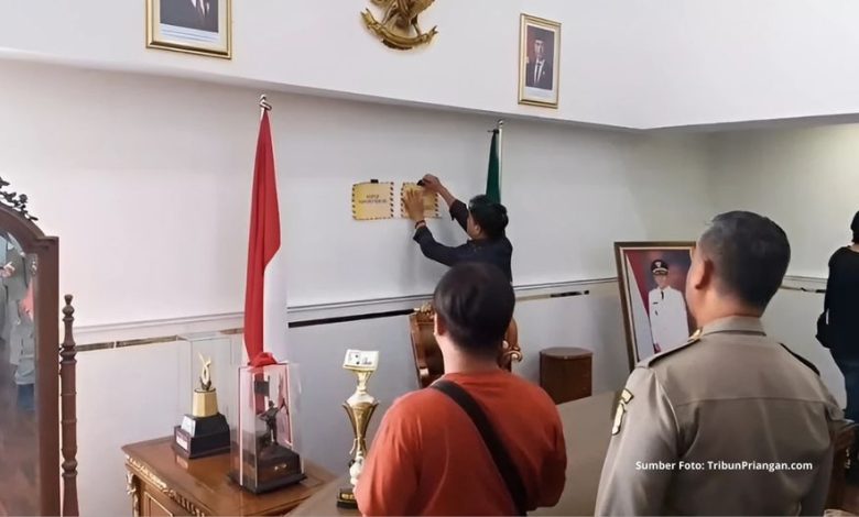 Kantor Bupati Tasikmalay Disegel Warga