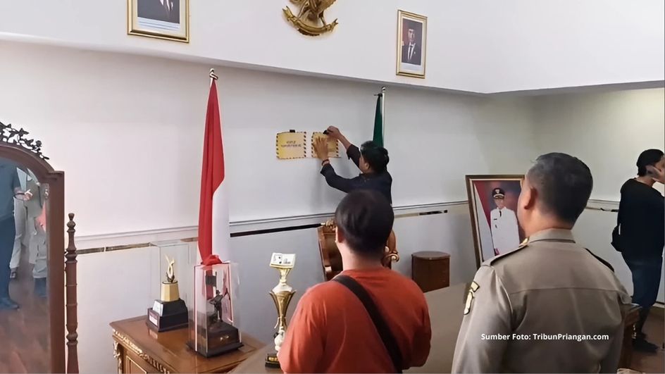 Kantor Bupati Tasikmalay Disegel Warga