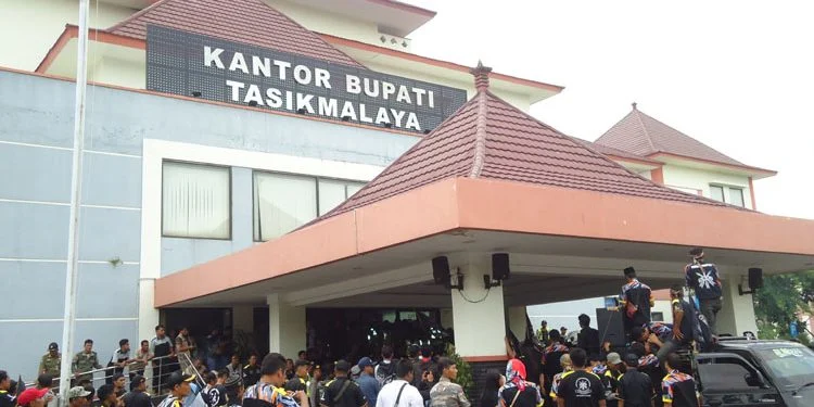 kantor bupati disegel warga