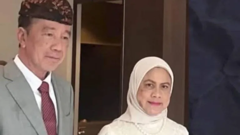 Foto Terbaru Jokowi ada yang aneh