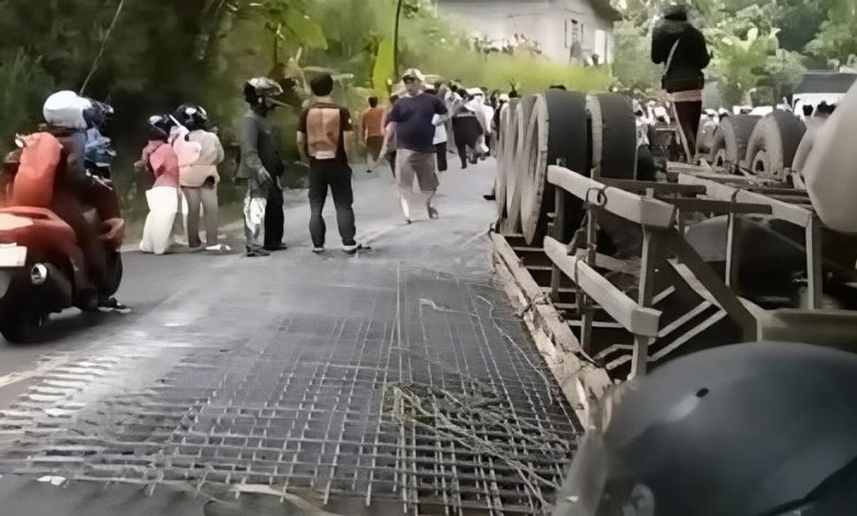 Tronton Terguling di Gentong