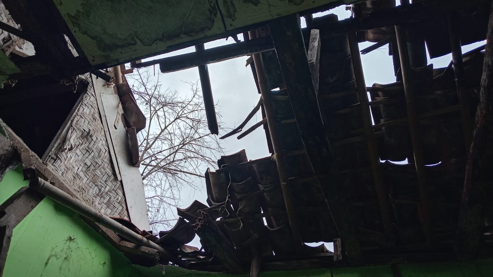 ironi hut kota tasikmalaya ke-24, rumah warga terancam roboh