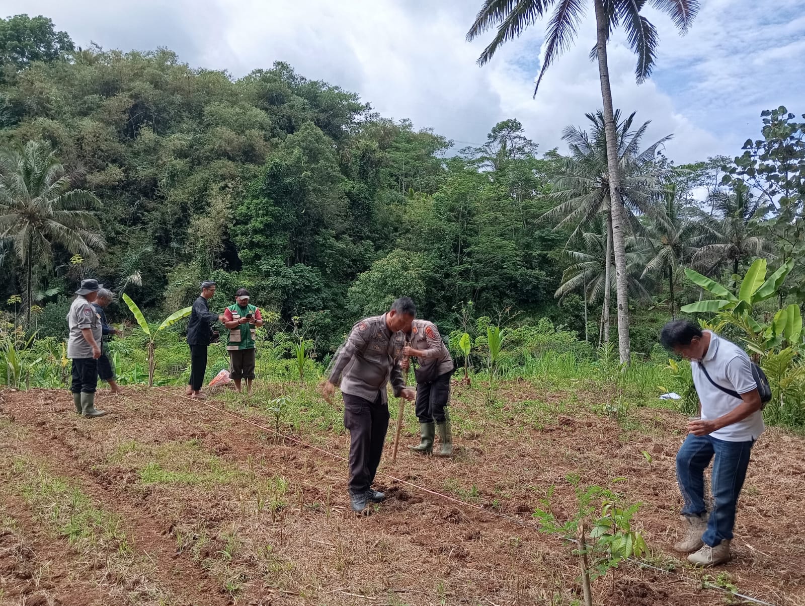 warga tamansari kota tasikmalaya tanam jagung bersama polisi