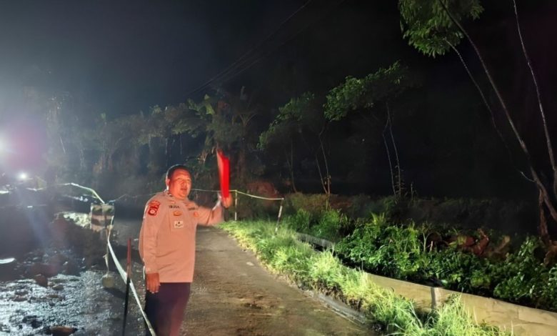 Longsor Jalan Majalengka-Sumedang