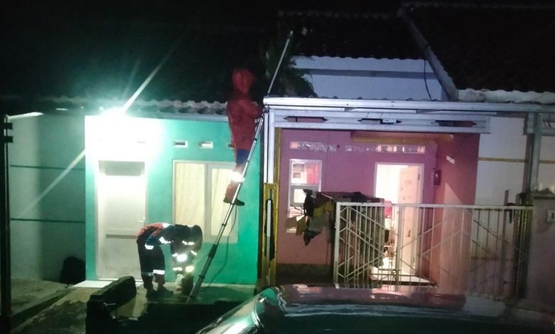 damkar kota tasikmalaya tangani tawon vespa