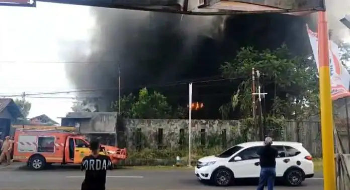 gudang barbek di mangunreja terbakar