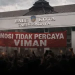 Aksi Massa, Spanduk Balai Kota, sekarang Mosi Tak Percaya