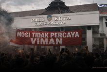 Aksi Massa, Spanduk Balai Kota, sekarang Mosi Tak Percaya