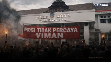 Aksi Massa, Spanduk Balai Kota, sekarang Mosi Tak Percaya