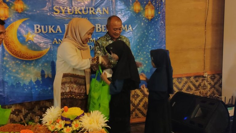 Refleksi Usia 60 Tahun, Asep Rahmat Berbagi dengan Anak Yatim