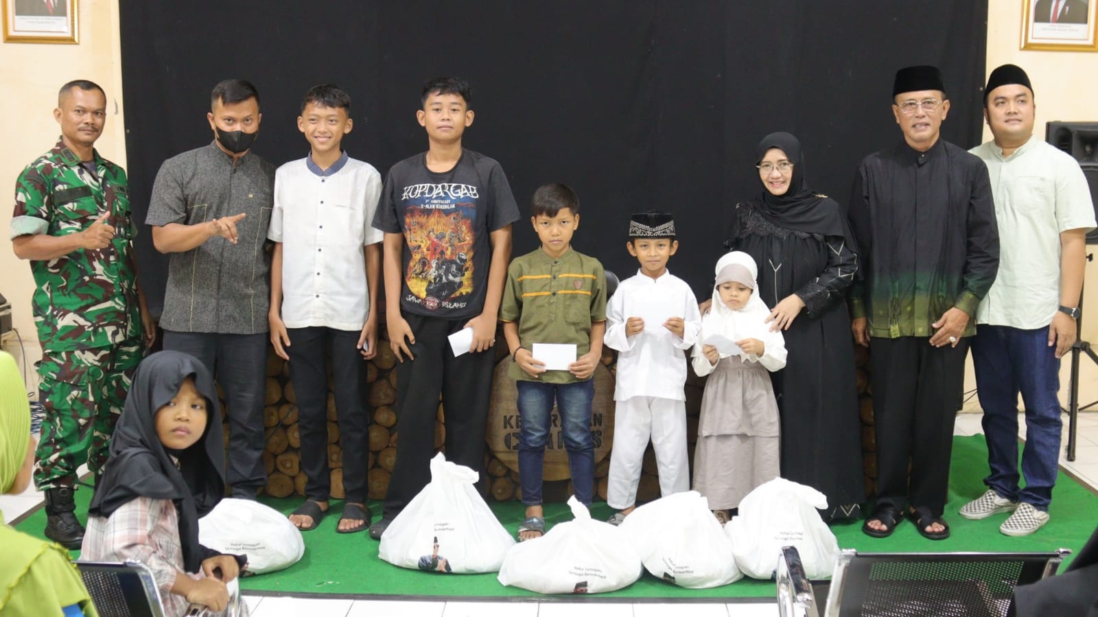 Bupati Ciamis Bagikan Bansos dari Infak, Jelang Lebaran Bupati Ciamis Bagikan Bansos dari Infak, Jelang Lebaran