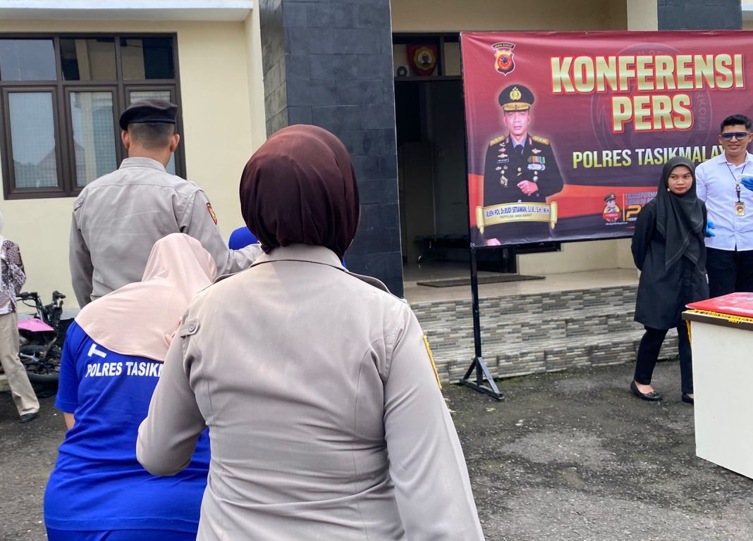 Pasutri Jual Sabu Pakai Kode Ukuran Baju, Ditangkap di Cikalong