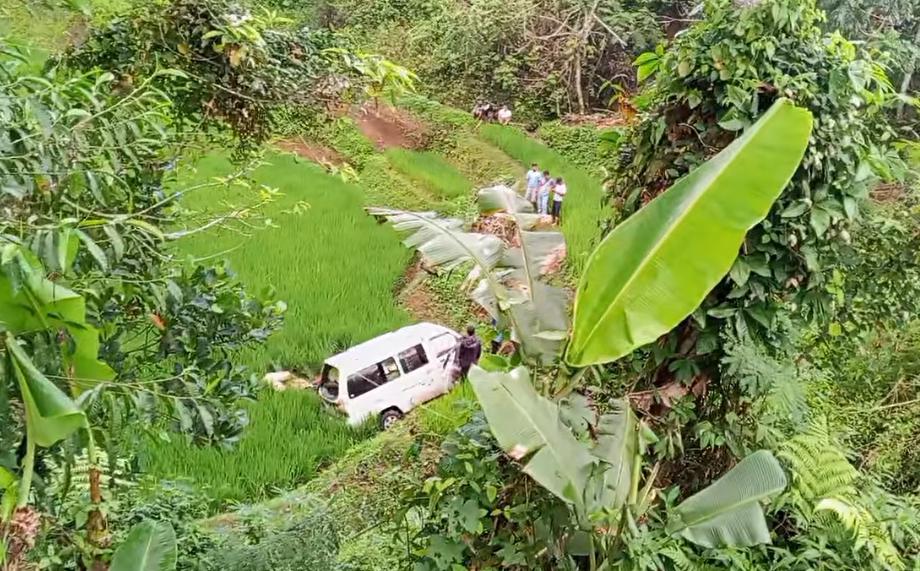 hilang kendali: angkot cigalontang-singaparna terjun ke jurang