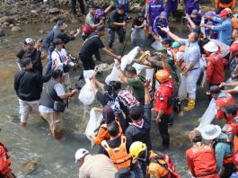 Puncak HPN PWI Ciamis tebar benih ikan 150 bersama Irfan hakim dan bos koi