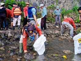Gerakan Pramuka Kwartir Cabang (Kwarcab) Ciamis ambil peran dalam aksi pelestarian lingkungan di Sungai Cileueur acara HPN 2026
