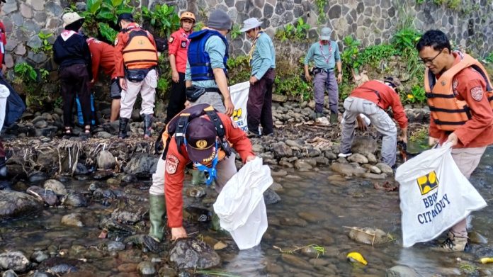 Gerakan Pramuka Kwartir Cabang (Kwarcab) Ciamis ambil peran dalam aksi pelestarian lingkungan di Sungai Cileueur acara HPN 2026