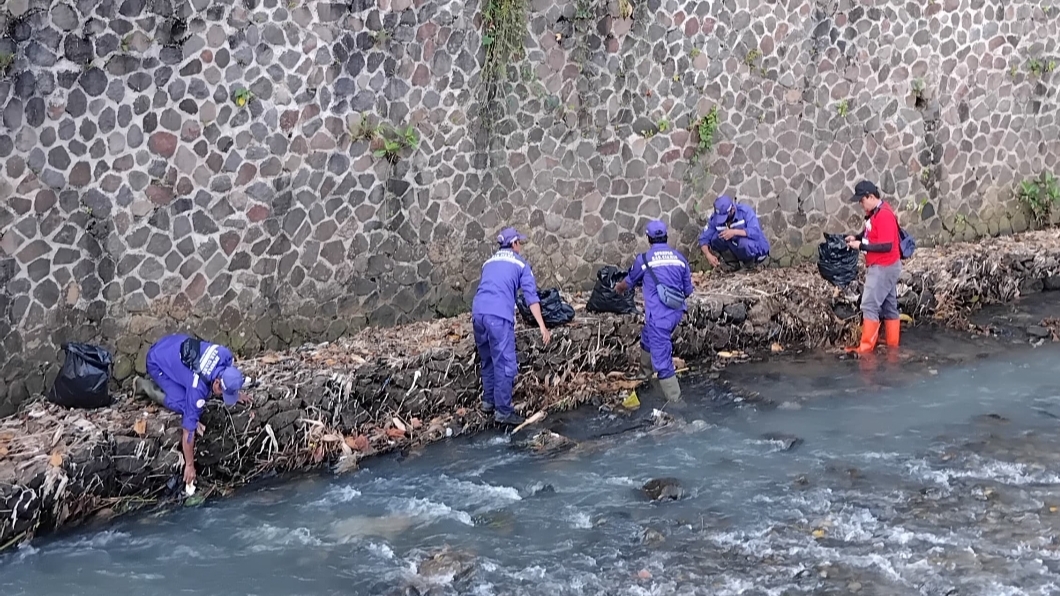 Pasukan Ungu DPRKPLH Ciamis Kawal Aksi “Pers Peduli Alam Lestari” di Puncak HPN