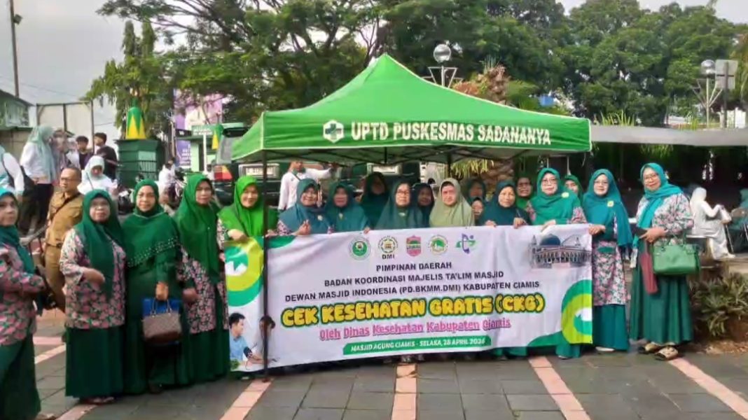 Ratusan ibu ibu pengajian bkmm Ciamis cek kesehatan gratis di masjid agung