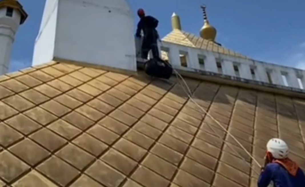 Relawan TCC bersihkan kubah masjid agung tasikmalaya Relawan TCC bersihkan kubah masjid agung tasikmalaya