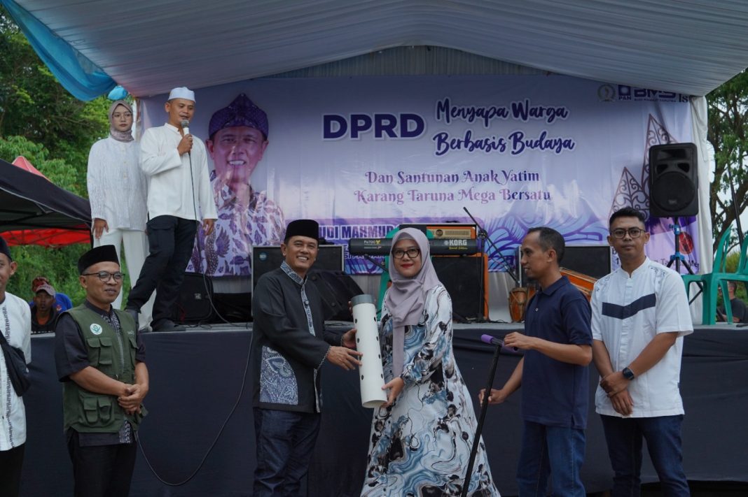devi badrudin aktivis peduli sampah di tasikmalaya bersama budi mahfud
