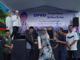 devi badrudin aktivis peduli sampah di tasikmalaya bersama budi mahfud