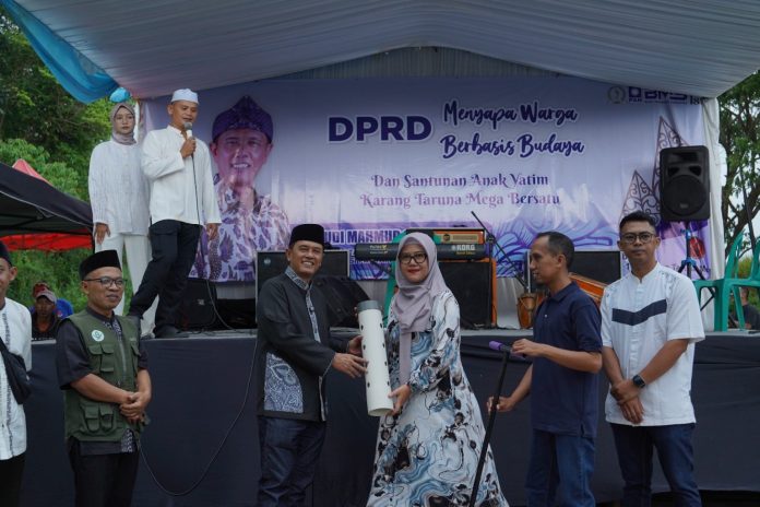 devi badrudin aktivis peduli sampah di tasikmalaya bersama budi mahfud