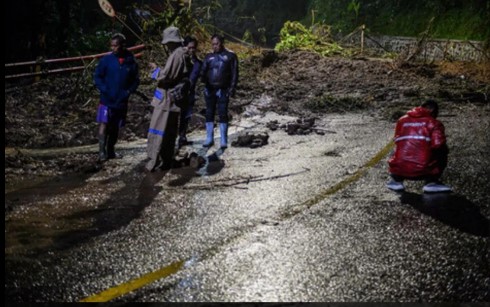 jalur cadas pangeran longsor lumpuh total