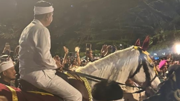 Dedi Mulyadi pimpin kirab mahkota binokasih di Kawali