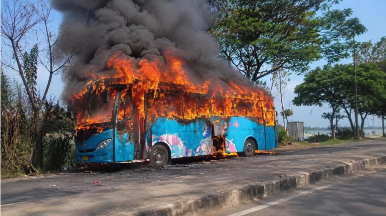 bus coyo terbakar - berita cirebon lintas priangan