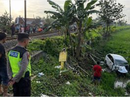 kereta api tabrak mobil