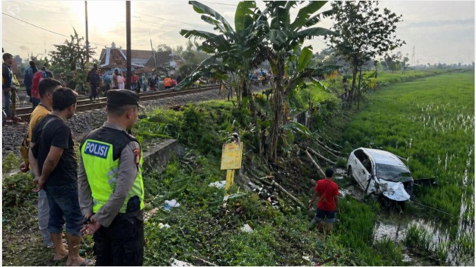 kereta api tabrak mobil