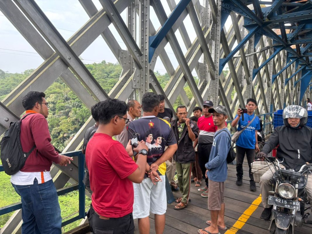kesaksian warga pria loncat dari jembatan cirahong - berita tasikmalaya - lintas priangan