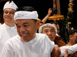 kirab mahkota binokasi di tasikmalaya dedi mulyadi batal ke kampung naga ini pesan untuk warga