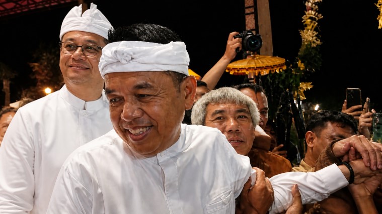 kirab mahkota binokasi di tasikmalaya dedi mulyadi batal ke kampung naga ini pesan untuk warga