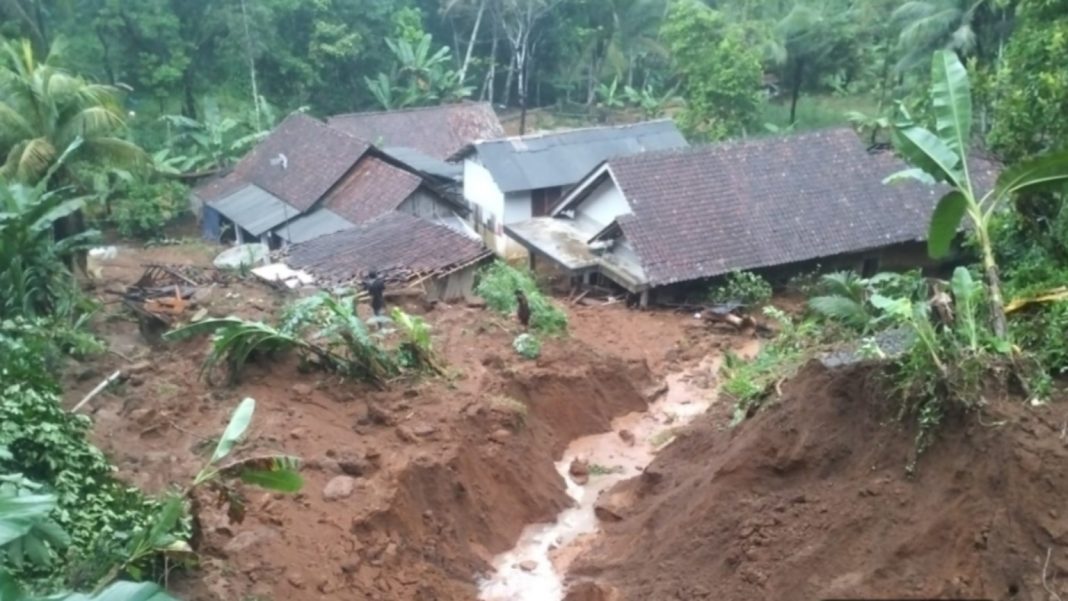 longsor di cihaurbeuti ciamis - berita ciamis - lintas priangan