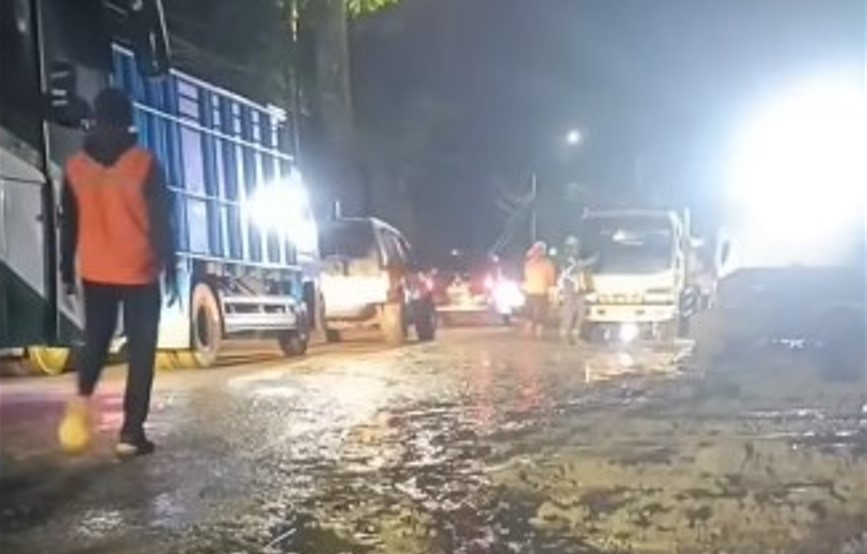 longsor salawu tasikmalaya tutup akses tasikmalaya-garut