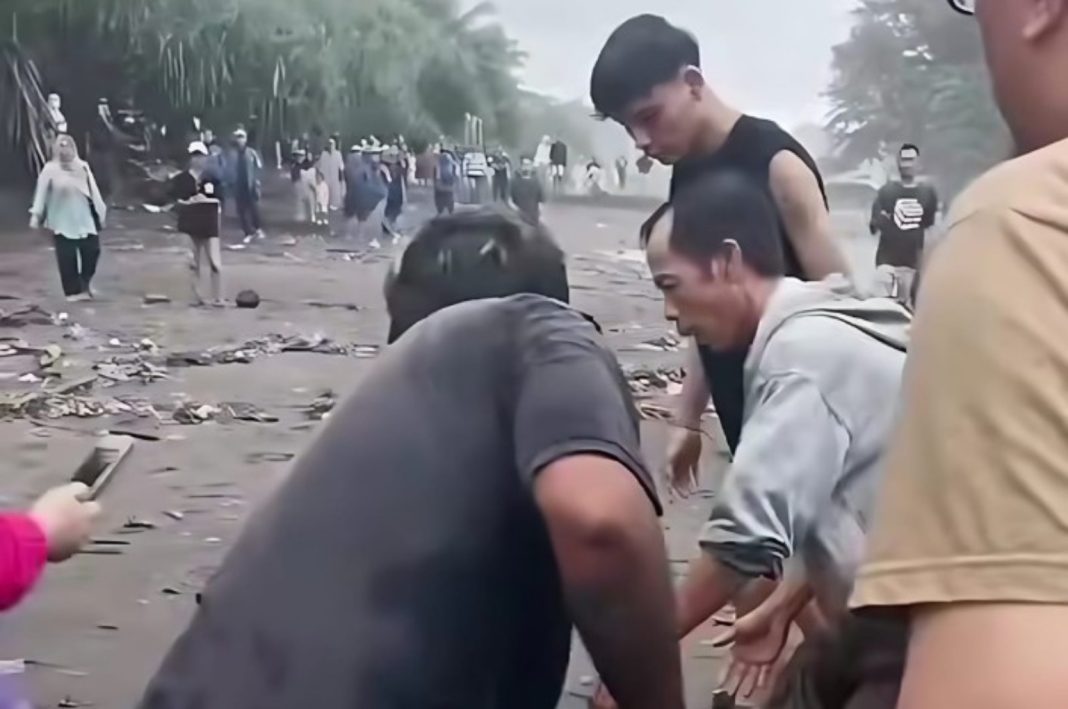 orang garut terseret ombak di pantai madasari - berita pangandaran - lintas priangan