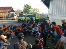pengangkut sampah di kota tasimlaya tak pernah diberi upah