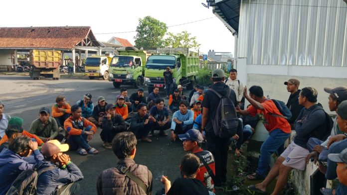 pengangkut sampah di kota tasimlaya tak pernah diberi upah