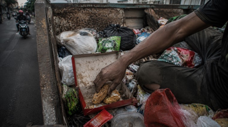 pengangkut sampah tasikmalaya makan sisa makanan warga - lintas priangan - berita tasikmalaya
