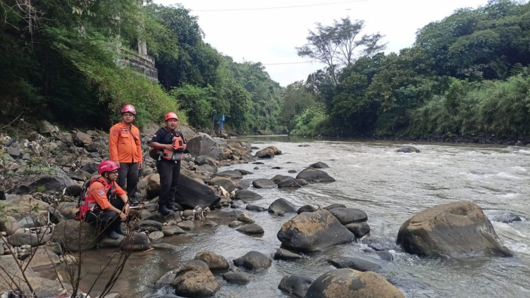 pria asal tasikmalaya loncat dari jembatan cirahong - berita ciamis - lintas priangan