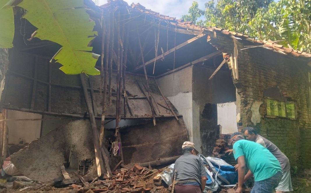 rumah ambruk di ciamis tambaksari - berita ciamis - lintas priangan