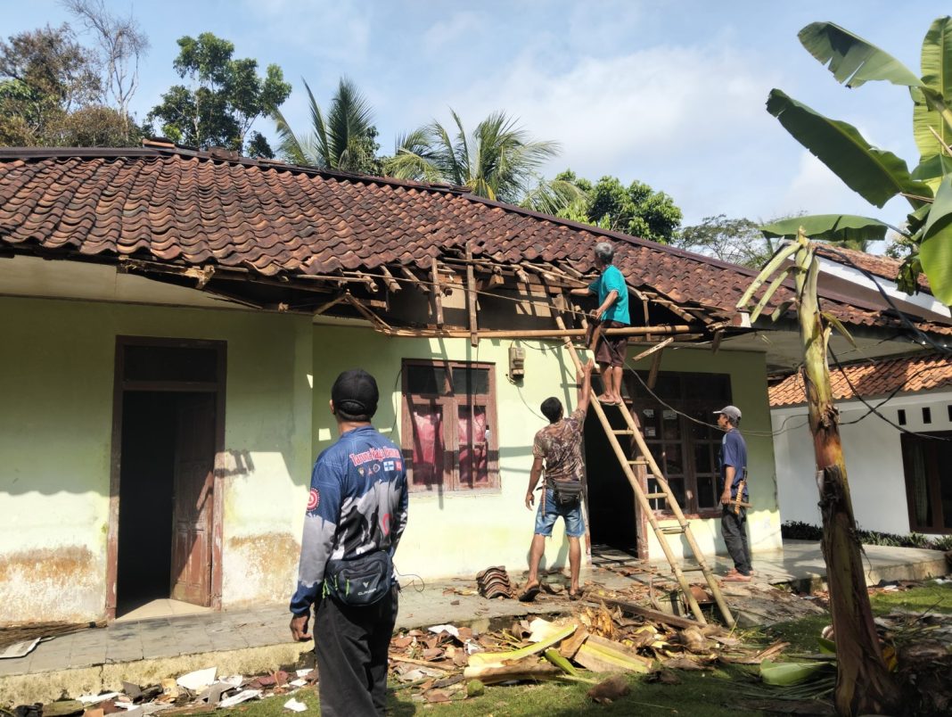 rumah lansia di ciamis tertima pohon - berita ciamis - lintas priangan