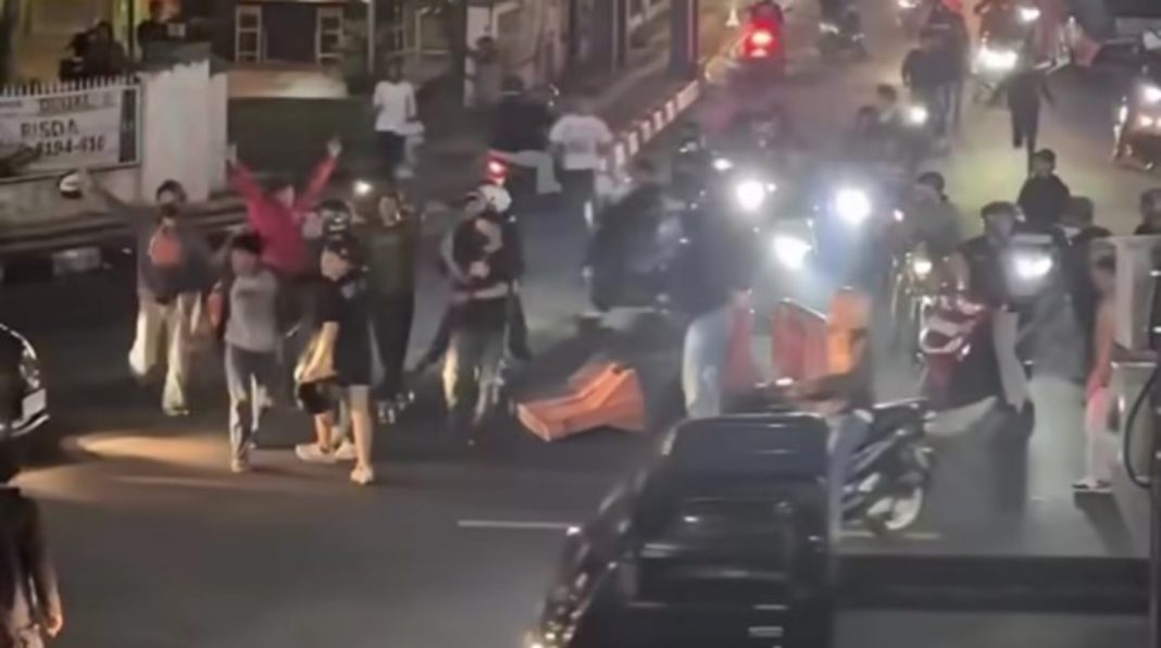 usai laga persija persib supporter bentrok - berita persib - lintas priangan
