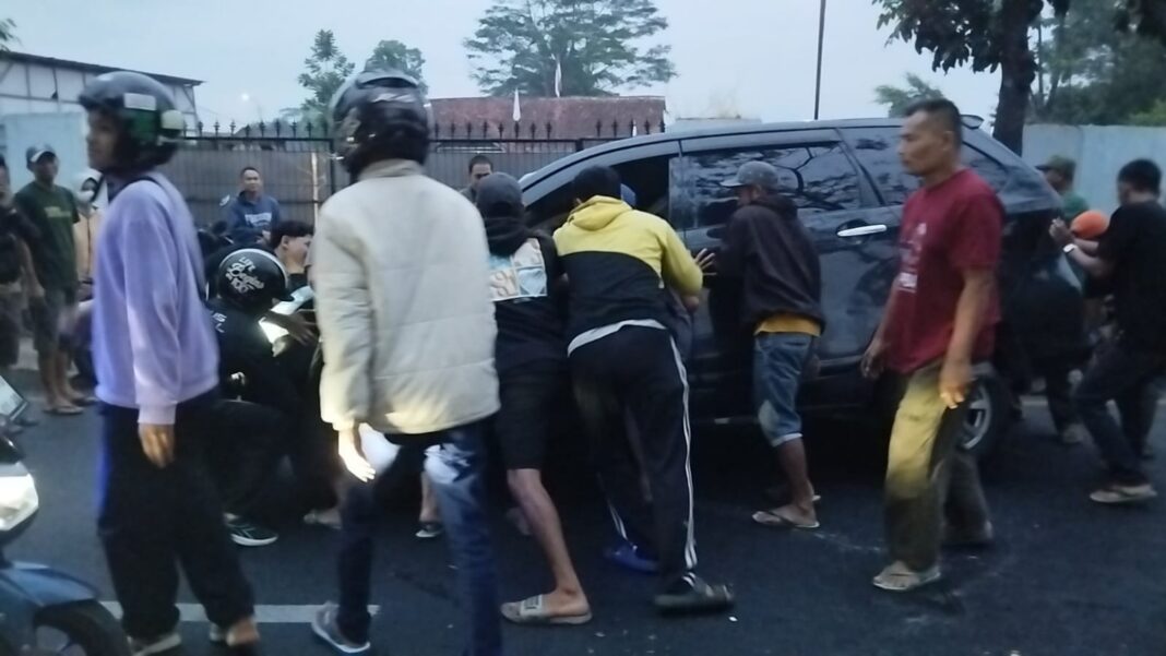 Avanza tabrak pohon di Gunungkalong