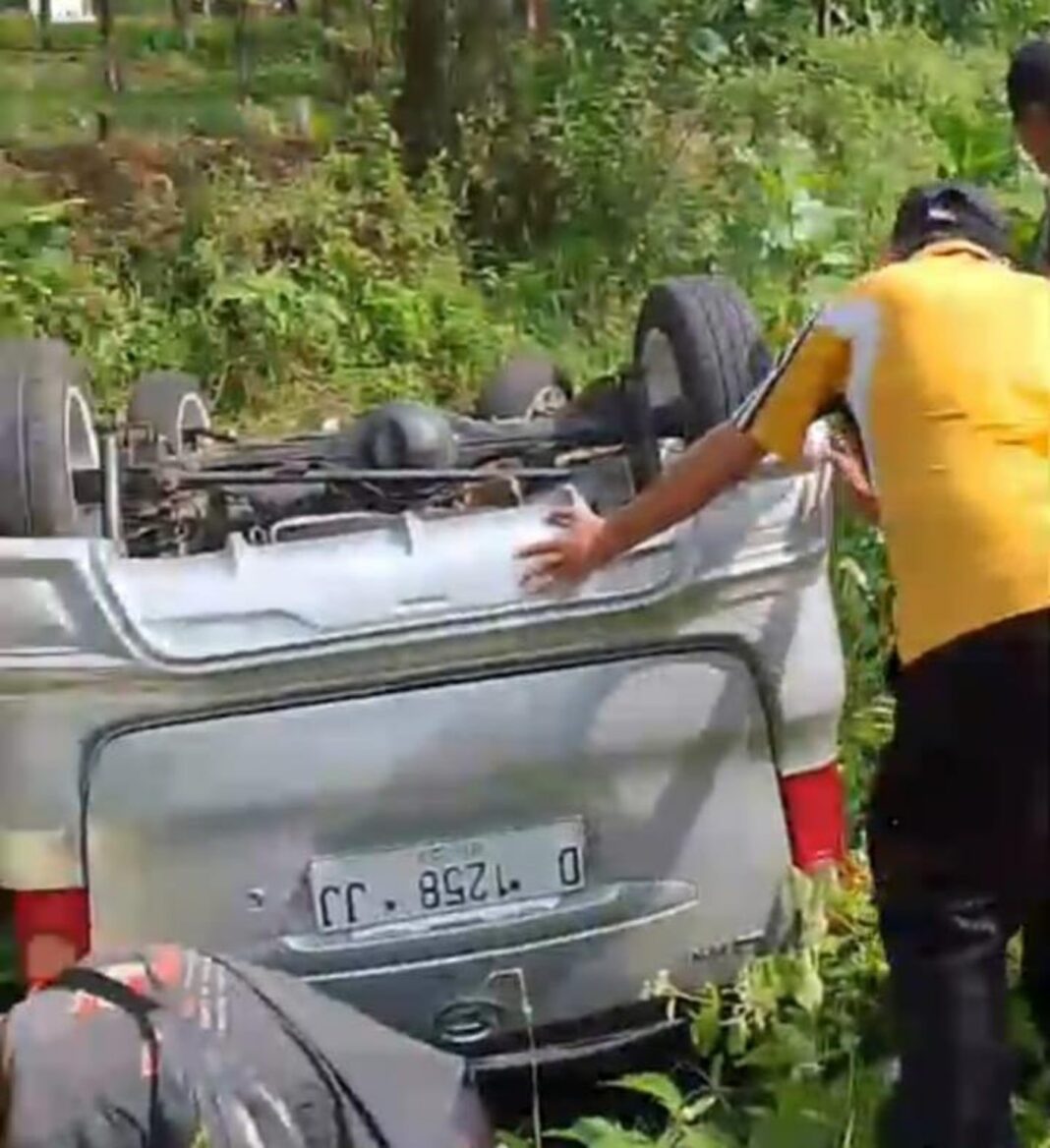 Avanza terbalik di Leuwikeris