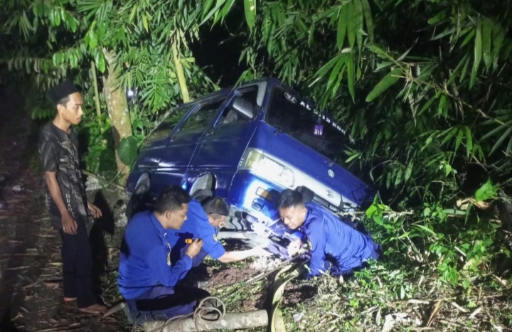 Mobil terperosok cikoneng ciamis - lintaspriangan