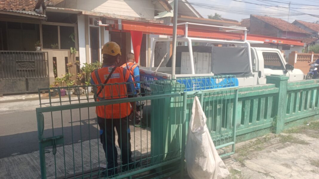 PLN Tasikmalaya tangani cepat laporan pagar rumah werga menyetrum - berita tasikmalaya