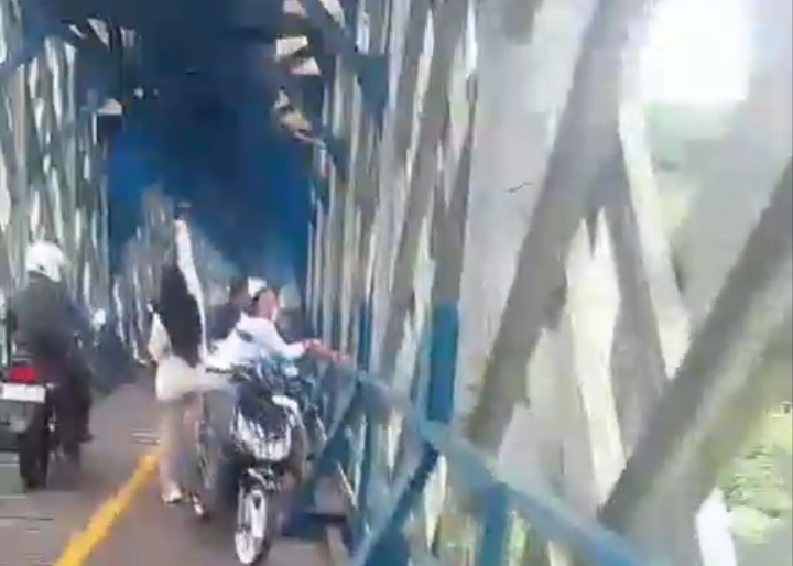 Percobaan Bunuh Diri Jembatan Cirahong - lintaspriangan